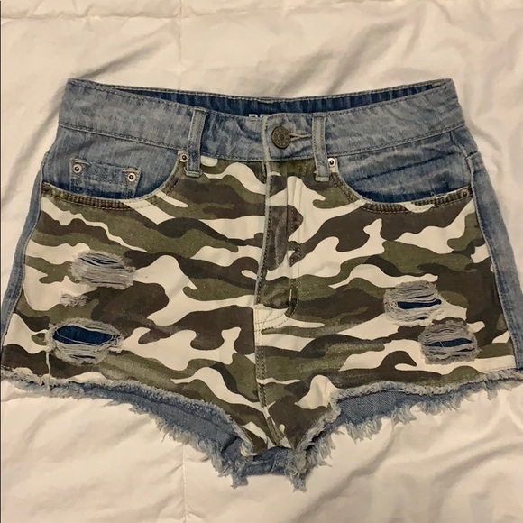 BDG cheeky camo denim shorts - Picture 1 of 3